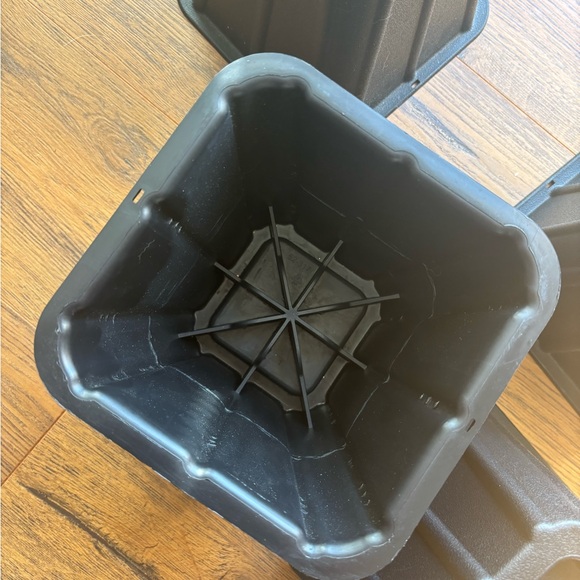 Set of four bed risers - Picture 3 of 3